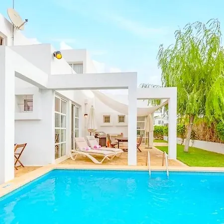 Familienfreundliches Charmantes Mit Grill, Terrasse Und Garten Holiday home